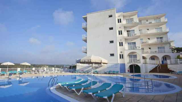 El hotel Playa Azul, situado en la urbanización de Cala en Porter (Menorca).