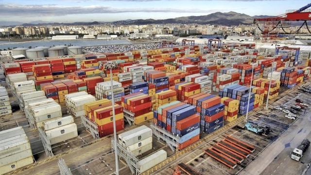 Mercancías en el puerto de Málaga.