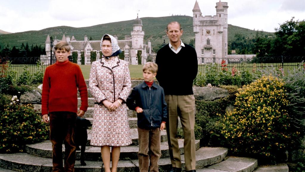 La Reina junto a su difunto marido y sus hijos posando con el castillo de fondo en una imagen tomada en 1972.