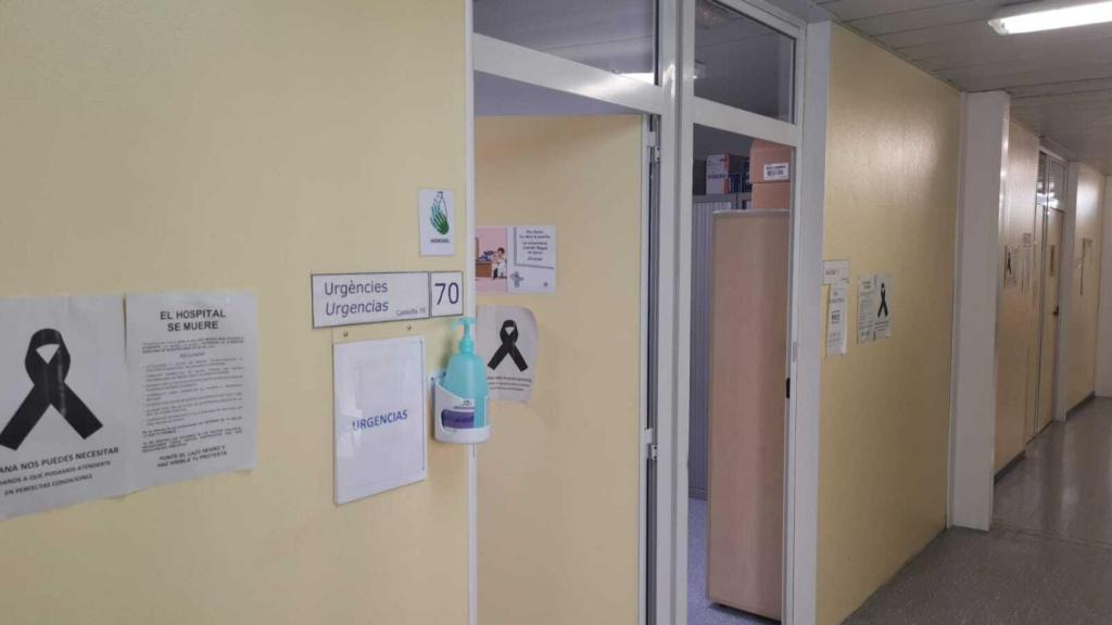 El depàrtamento de Salud de Alcoy, por dentro con las hojas de protesta.