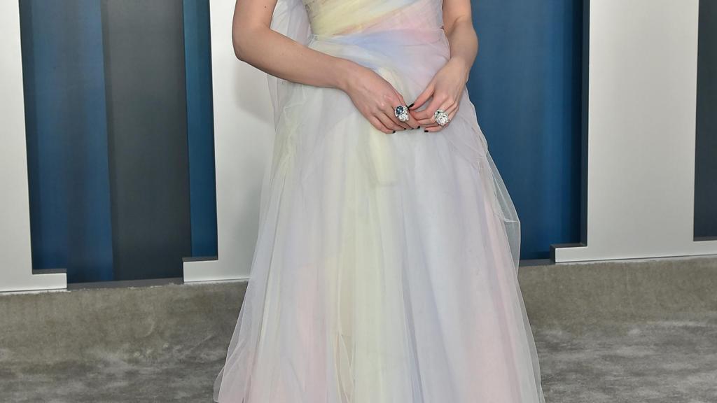 Lucy Boynton con su melena 'bob' peinada con mucha textura.