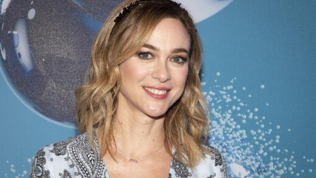 Marta Hazas con diadema de flores.