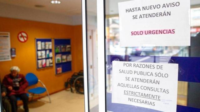 Carteles en la entrada de un Centro de Atención Primaria por el coronavirus.