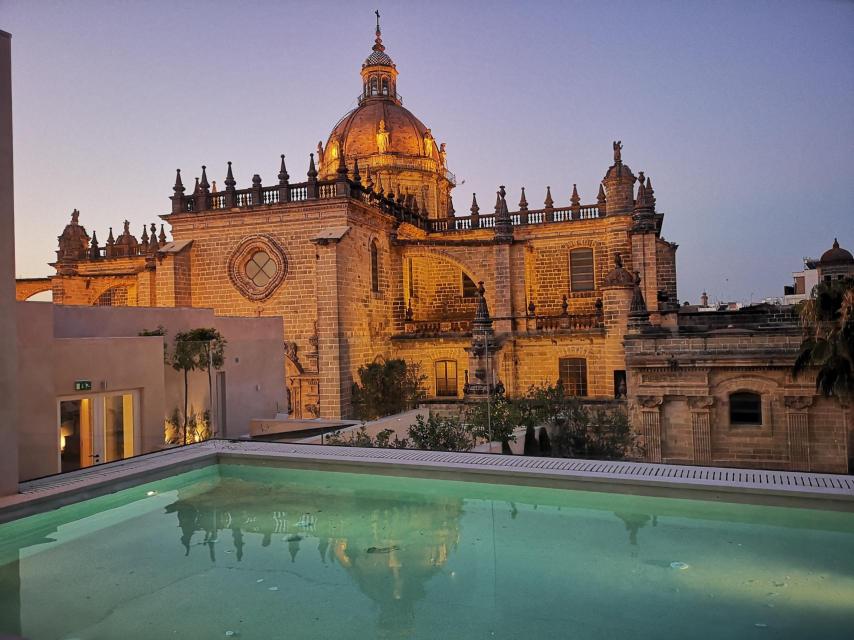 Piscina y catedral de fondo desde Hotel Bodega Tío Pepe.