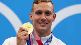 Caeleb Dressel, con la medalla de oro de los 100 metros libre en los Juegos Olímpicos de Tokio 2020