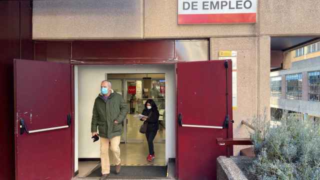 Un hombre sale de una oficina de empleo, en Madrid.