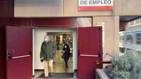 Un hombre sale de una oficina de empleo, en Madrid.