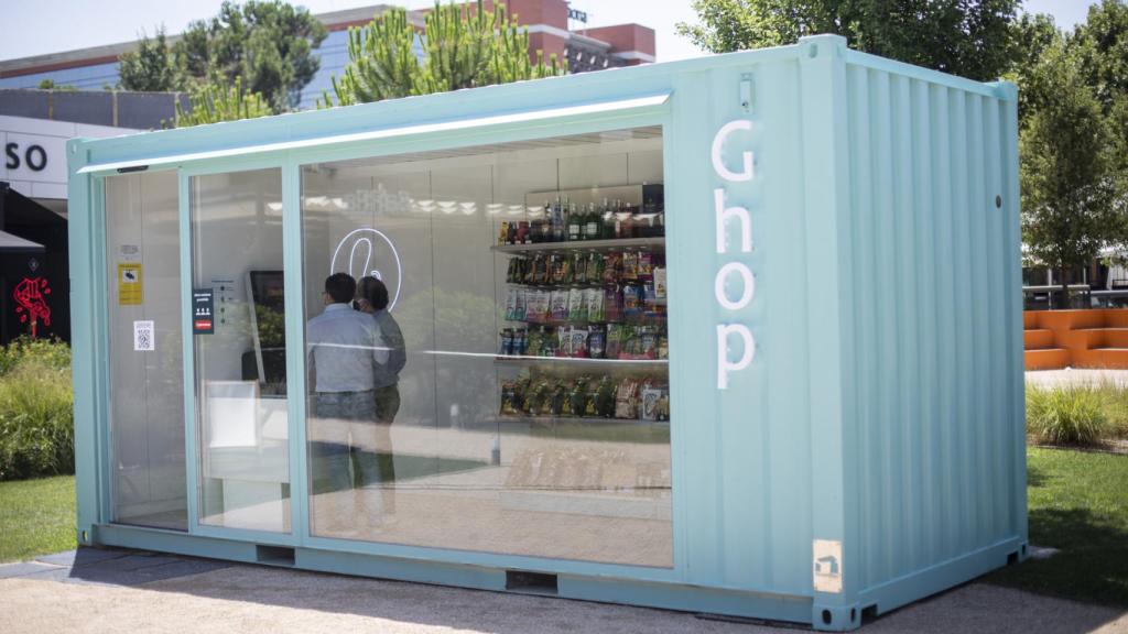 Dos clientes compran en Ghop, el primer supermercado sin empleados en caja de España.