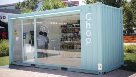 Dos clientes compran en Ghop, el primer supermercado sin empleados en caja de España.