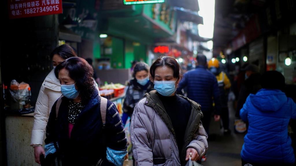 Transeúntes en un mercado callejero de Wuhan, provincia de Hubei (China) en febrero de 2021.