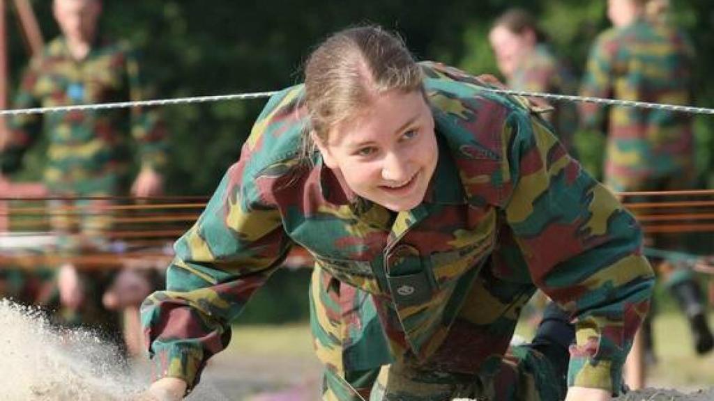 La princesa Elisabeth de Bélgica reptando durante su formación militar.
