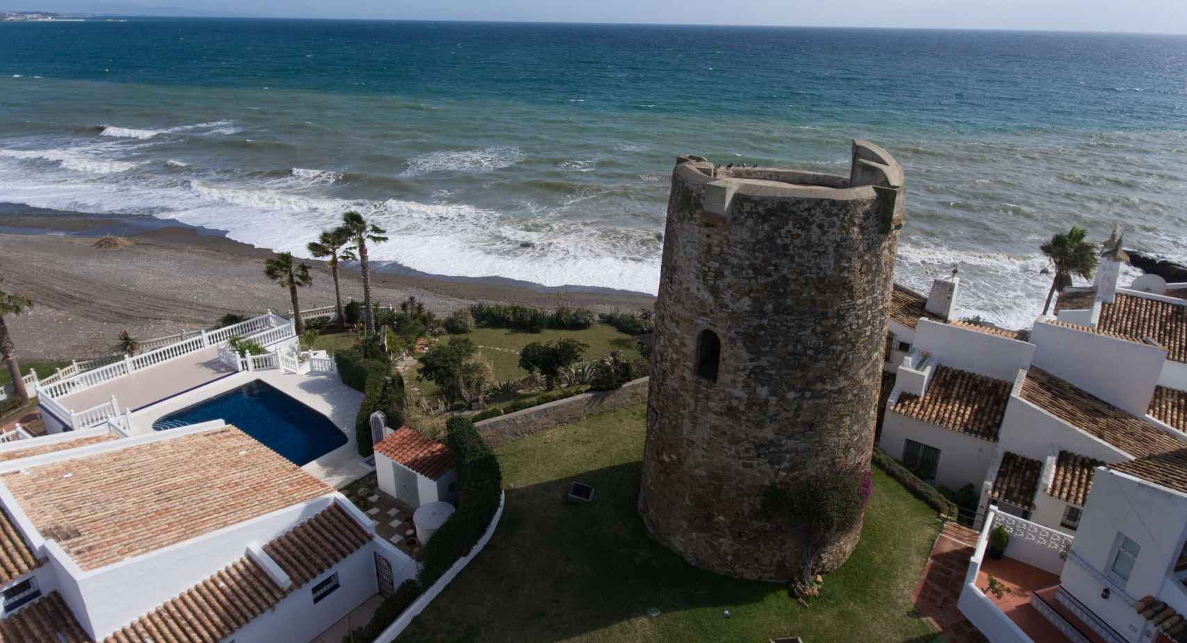 Puede que la torre de Arroyo Vaquero no sea lo único que se erija en esta playa naturista de Estepona.