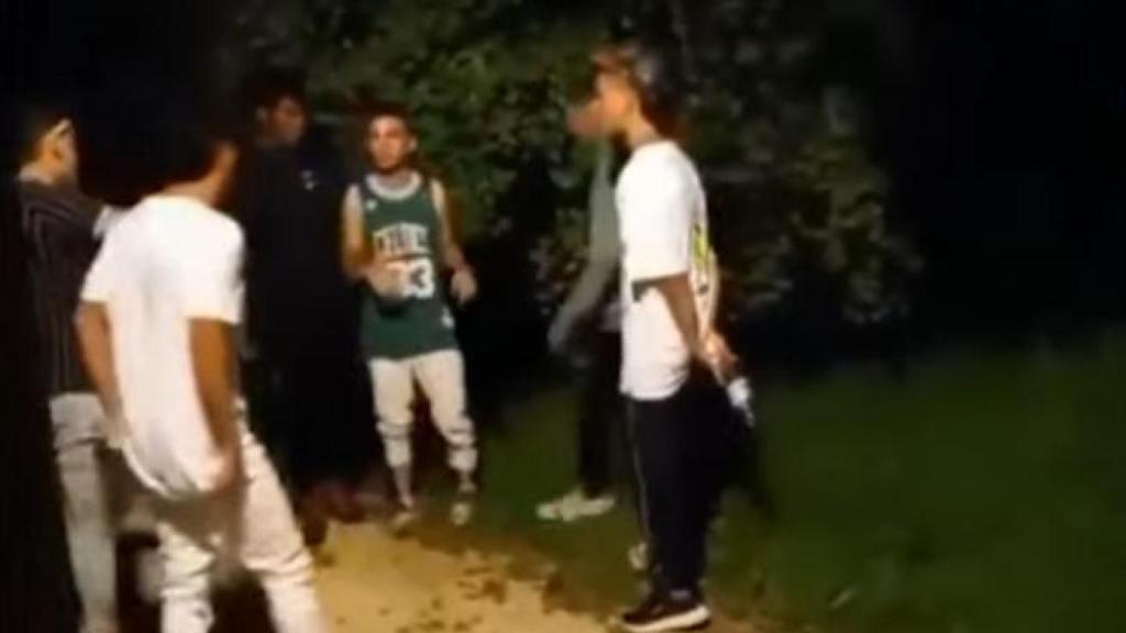 Extracto del vídeo de la paliza de Amorebieta. Al fondo, varios miembros de Los Hermanos Koala.