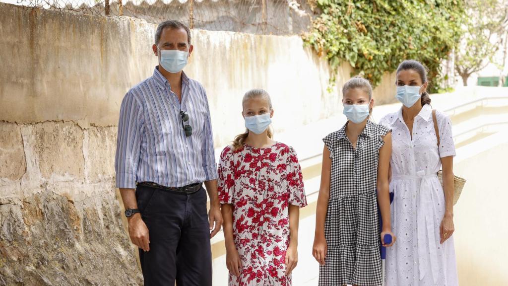 Los Reyes junto a sus hijas, Leonor y Sofía, en agosto de 2020 en Palma de Mallorca.