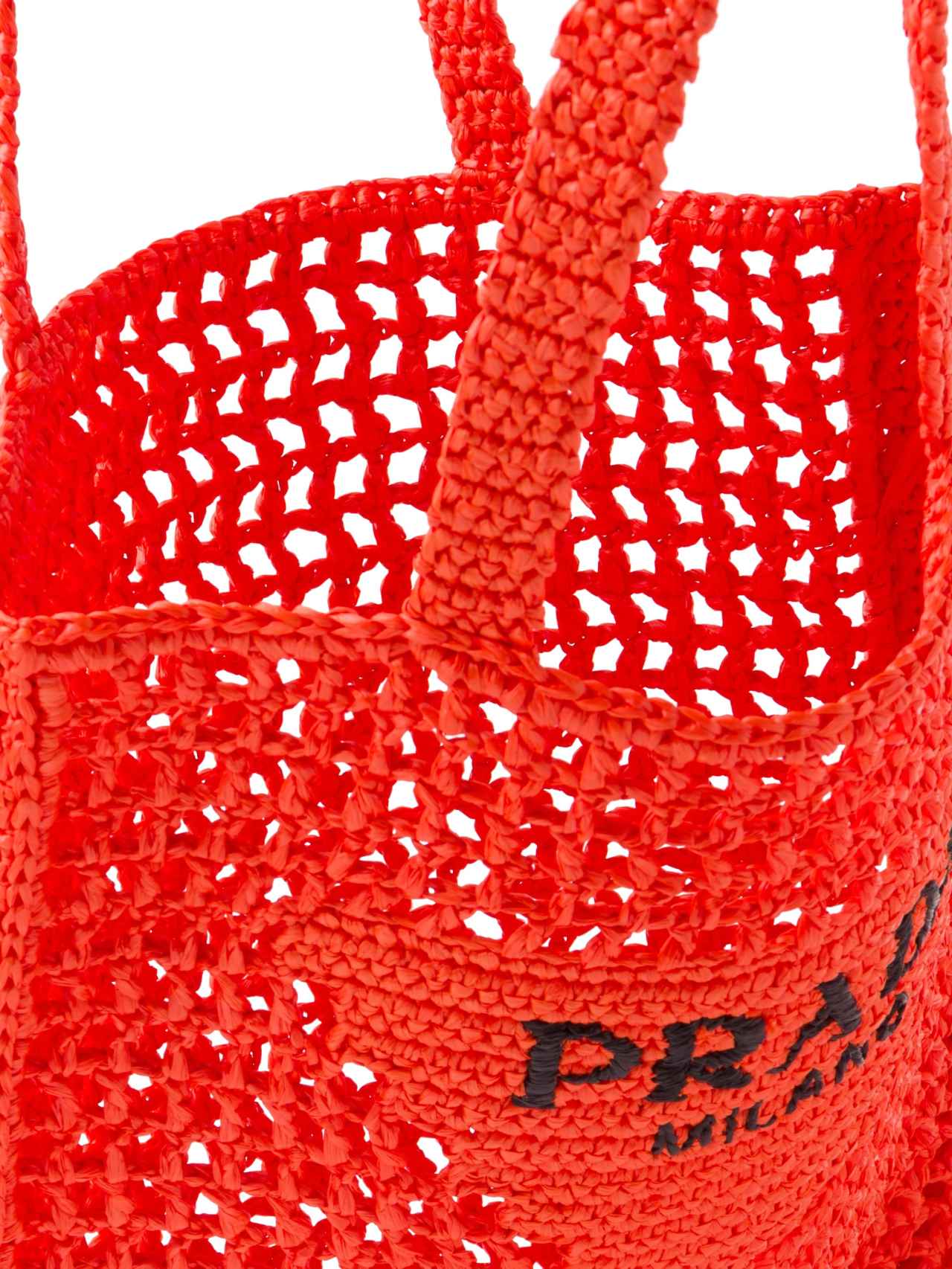 El exclusivo bolso de Prada que podrás llevar a la playa