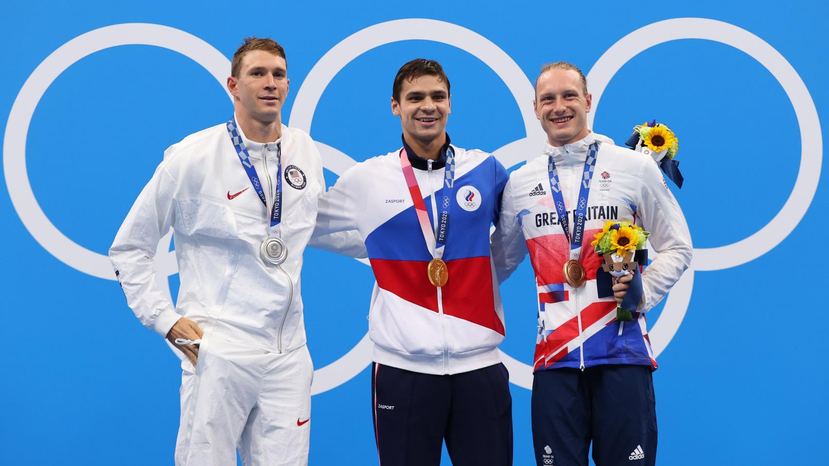 Ryan Murphy (EEUU), Evgeny Rylov (COR) y Luke Greenbank (Gran Bretaña) posando con la medalla