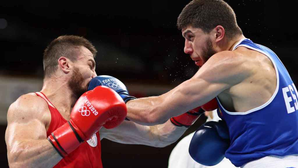 Gazi Jalidov ante Imam Khataev, en los Juegos Olímpicos de Tokio 2020