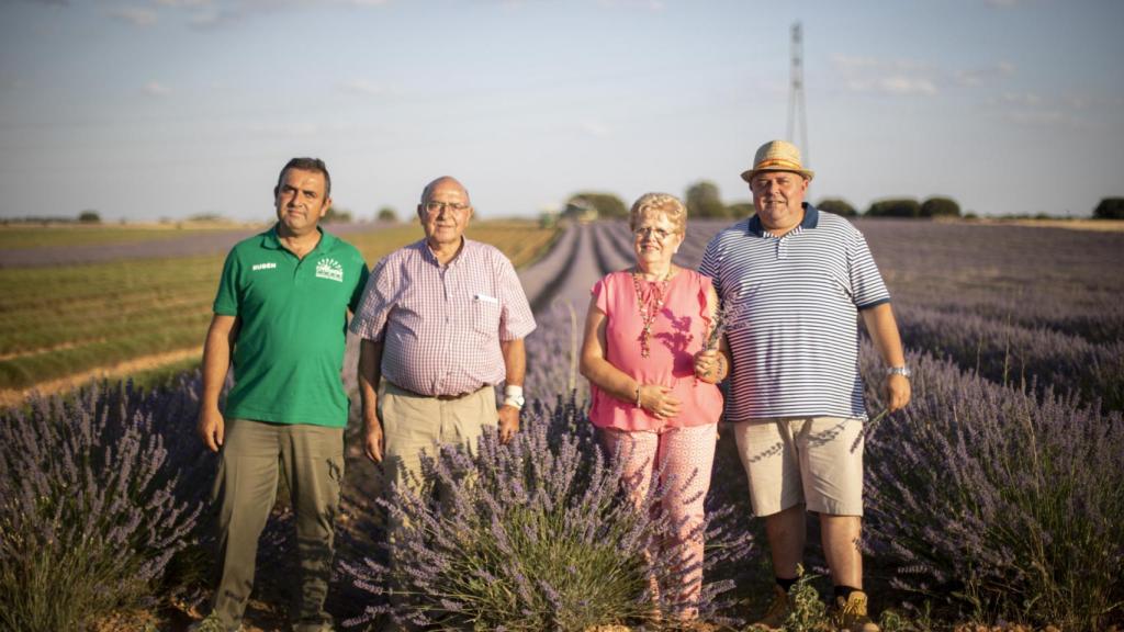 La familia De Lope, cuyo cabeza de familia, Juan José padre (2i), fue el primer agricultor en introducir la lavanda en La Alcarria.