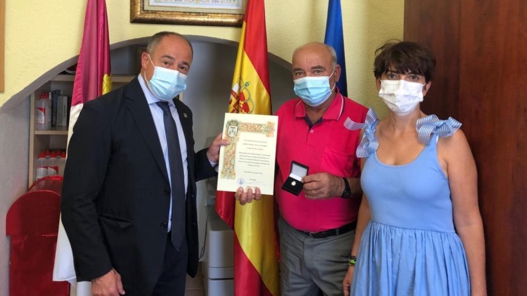 Ángel Moreno Castellanos, nuevo alcalde pedáneo de El Salobra, junto al alcalde de Albacete, Emilio Sáez, y la concejal Ana Albaladejo