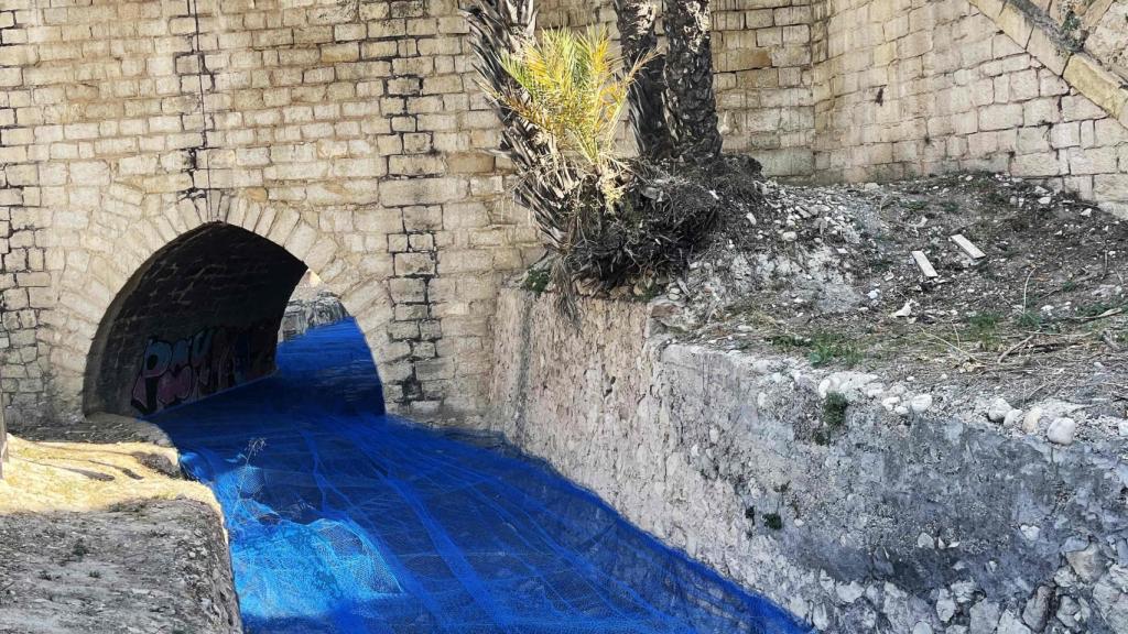 La obra de David Trujillo crea 'La senda del agua' en el Molino de la Llobeta.