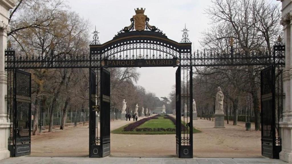 Una de las entradas del Retiro
