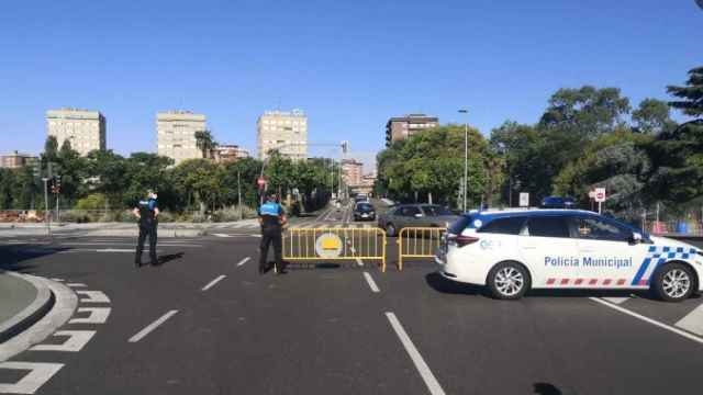 Dos agentes de la Policía Local de Valladolid cortan el tráfico para entrar a la ciudad.