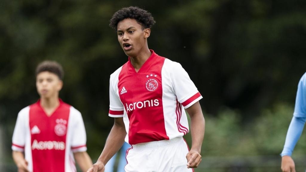 Noah Gresser durante un partido con la cantera del Ajax