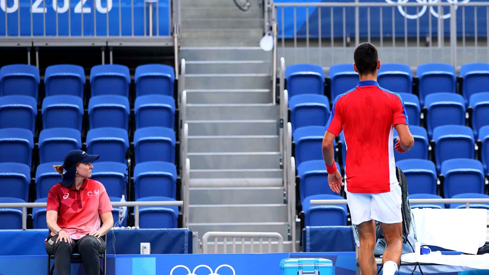 Novak Djokovic lanza su raqueta a la grada