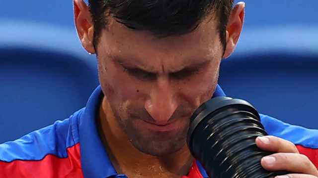 Djokovic se moja la cara con su botella de agua