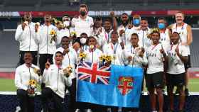 Los jugadores de la selección de Fiyi de rugby, con la medalla de oro en los Juegos Olímpicos de Tokio 2020
