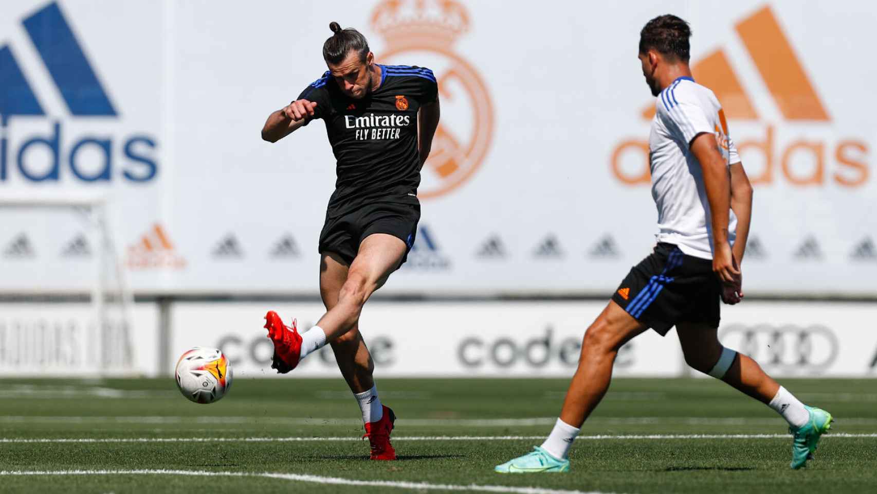 Gareth Bale golpeando el esférico