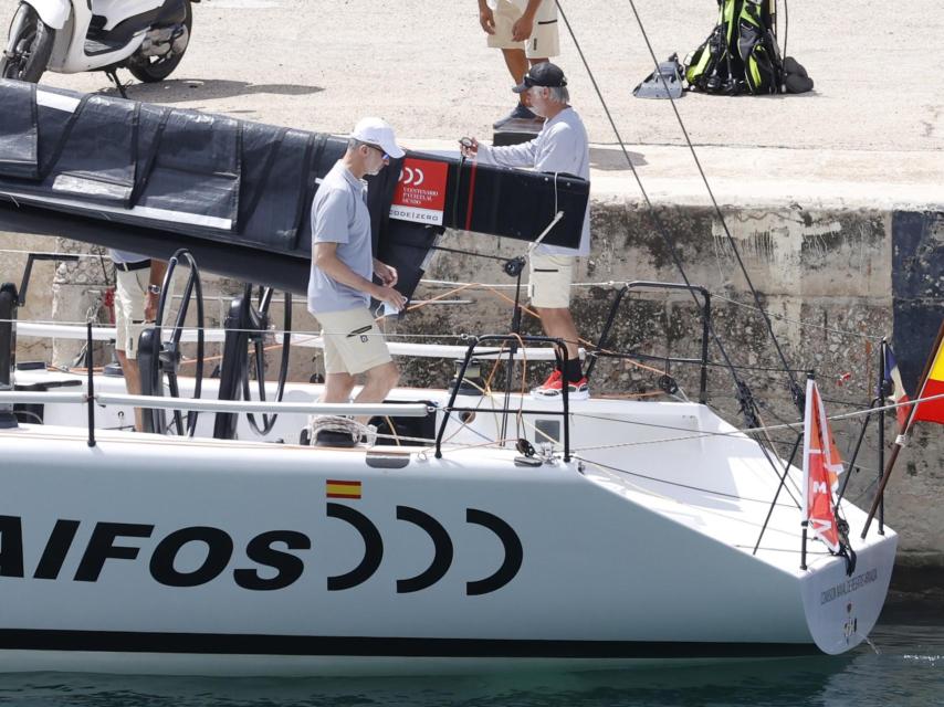 Felipe Vi a bordo de la embarcación de la armada AIFOS.
