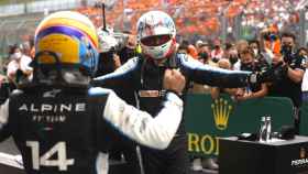 Fernando Alonso espera a Esteban Ocon para abrazarse tras su victoria en el GP de Hungría de F1