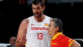 Marc Gasol y Sergio Scariolo conversando en pleno partido