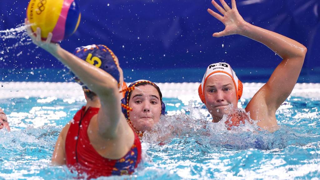 Elena Ruiz ejecuta un lanzamiento en un partido de los JJOO de Tokio 2020