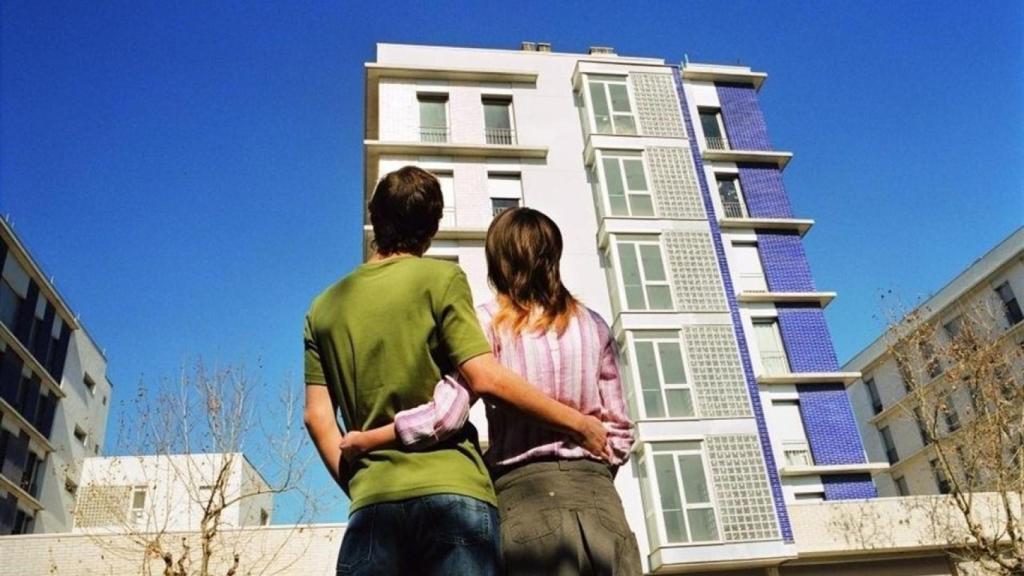 Jóvenes mirando la vivienda de sus sueños.