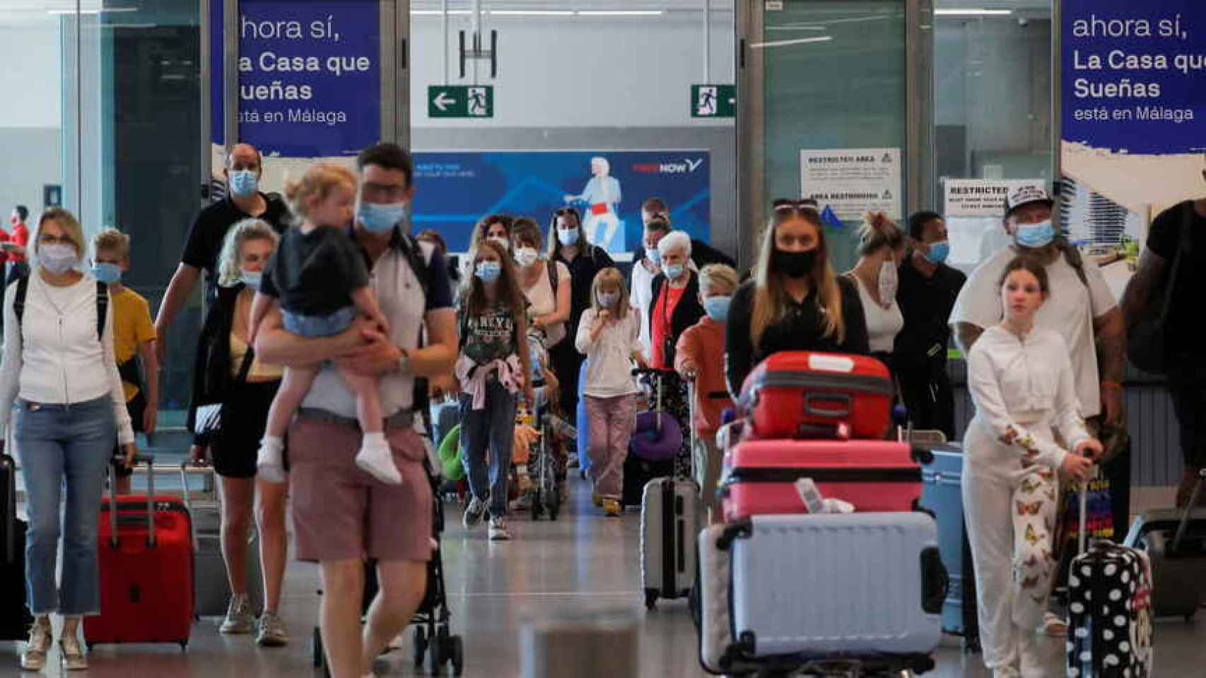 Salida de turistas en el aeropuerto de Málaga.