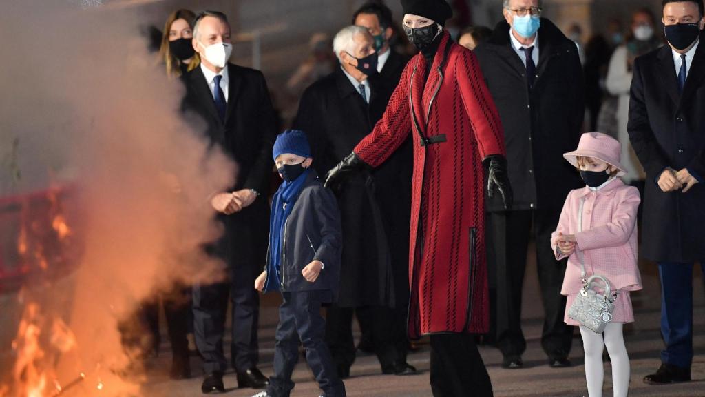 Charlène de Mónaco, junto a sus hijos en la celebración de Santa Devota, uno de los últimos actos públicos en los que se les ha visto juntos.