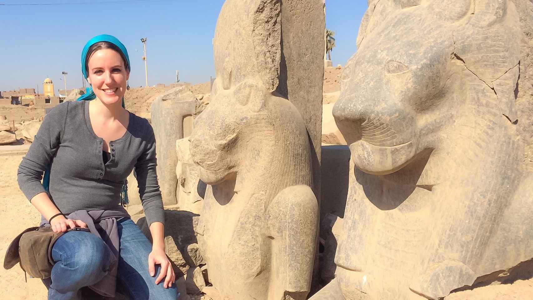 Marina Escolano en el Templo de Mut (Luxor), donde ha excavado entre 2010 y 2018.