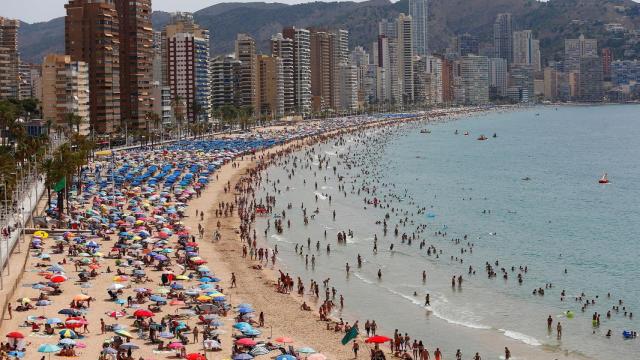 La recuperación del turismo continúa: Benidorm entra en agosto con ocho de cada diez hoteles abiertos.