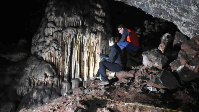 Los investigadores inspeccionan el gran espeleotema de la cueva de Ardales.