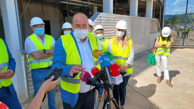 José Luis Martínez Guijarro, este lunes en su visita a las obras del hospital de Cuenca