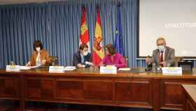 El presidente de Castilla y León, Alfonso Fernández Mañueco, y la ministra Reyes Maroto dialogan en la Mesa de la Automoción.