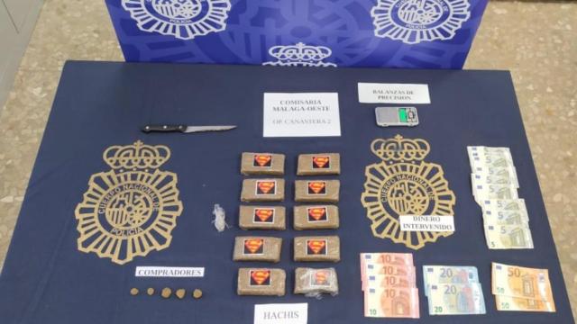 Objetos y drogas intervenidos en la operación policial