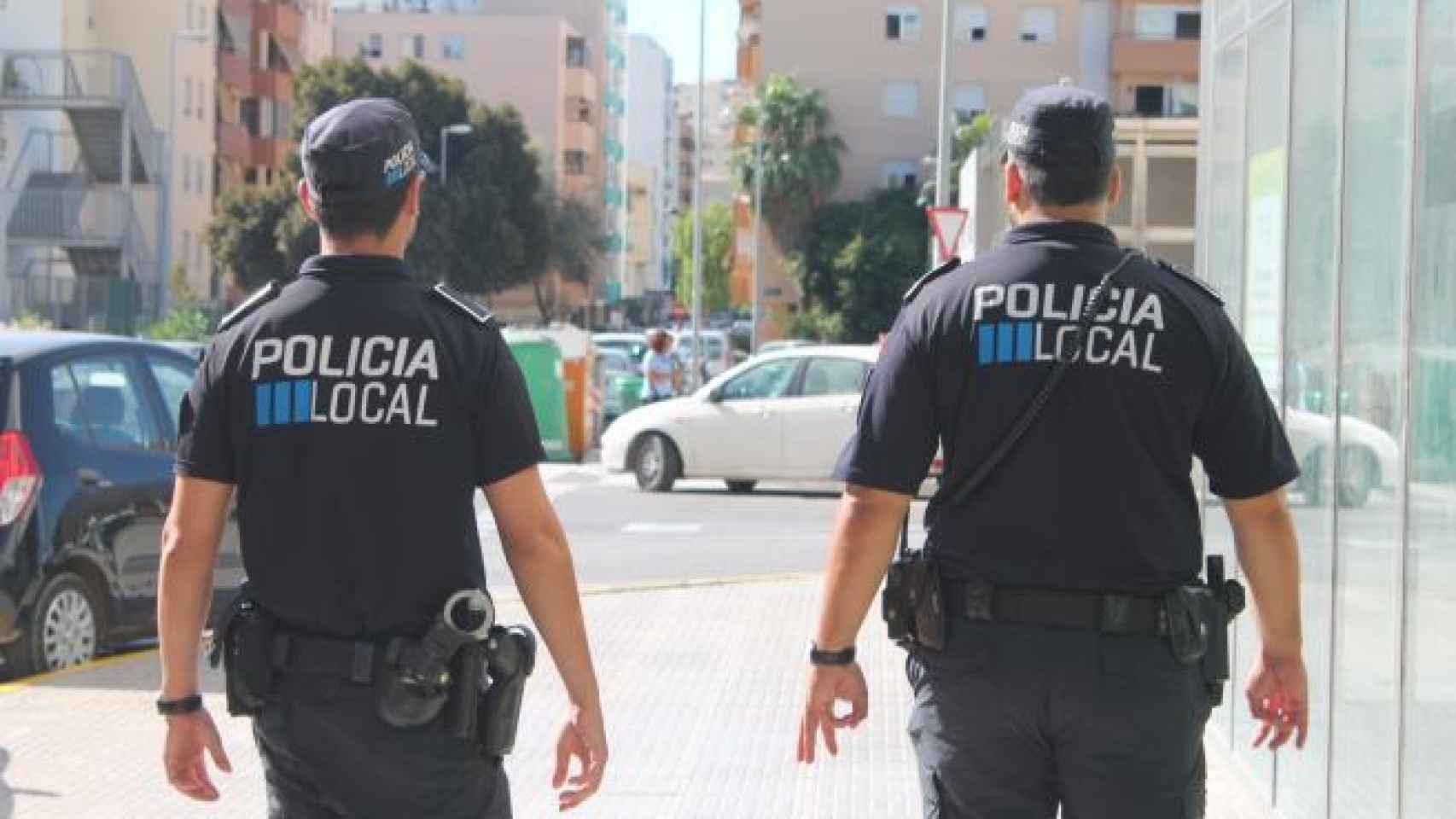 Dos agentes de la Policía Local de Ibiza.