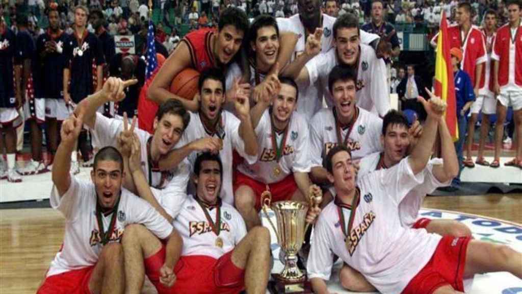 La selección celebra su título en 1999 con la Generación de Oro