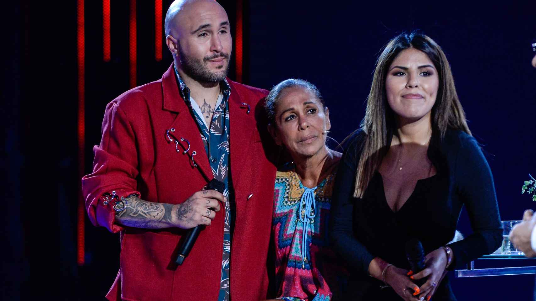 Una de las últimas imágenes públicas de Isabel Pantoja junto a sus dos hijos, a su llegada de 'Supervivientes', en 2019.