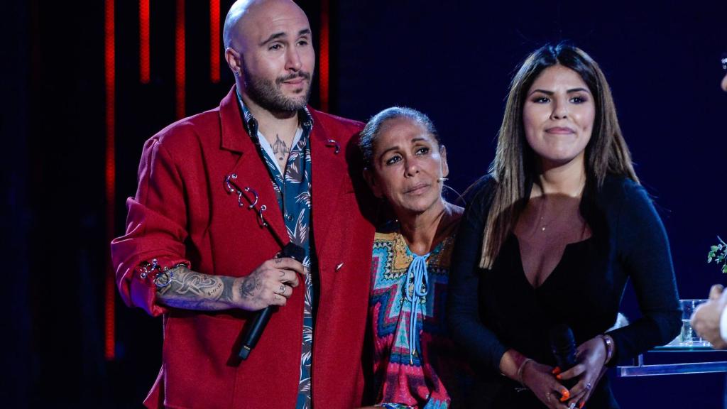 Una de las últimas imágenes públicas de Isabel Pantoja junto a sus dos hijos, a su llegada de 'Supervivientes', en 2019.