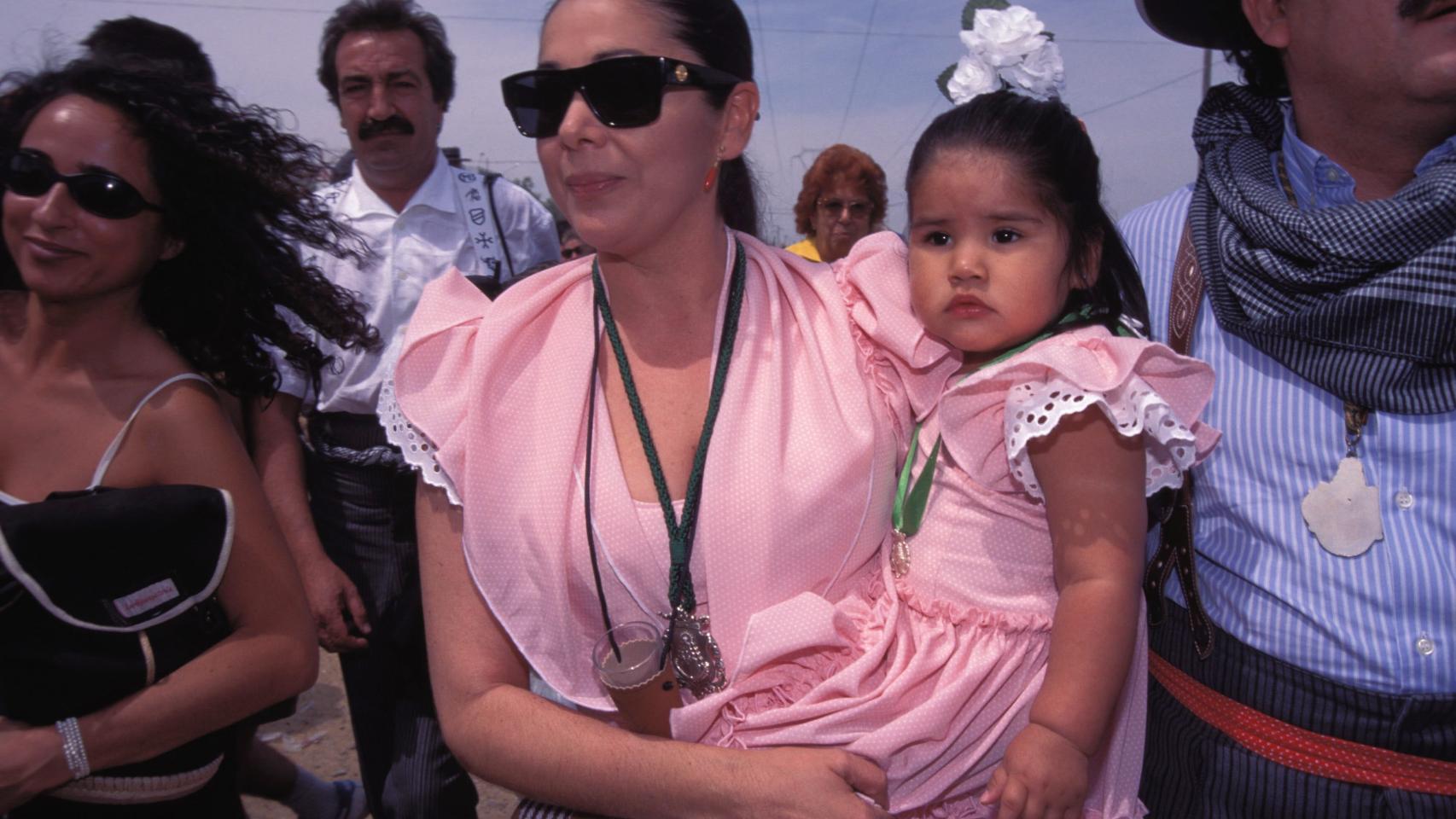Isabel Pantoja y su hija, en 'El Rocío', en 1990.