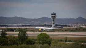 Un avión en el aeropuerto de El Prat, cerca del espacio protegido natural de La Ricarda.